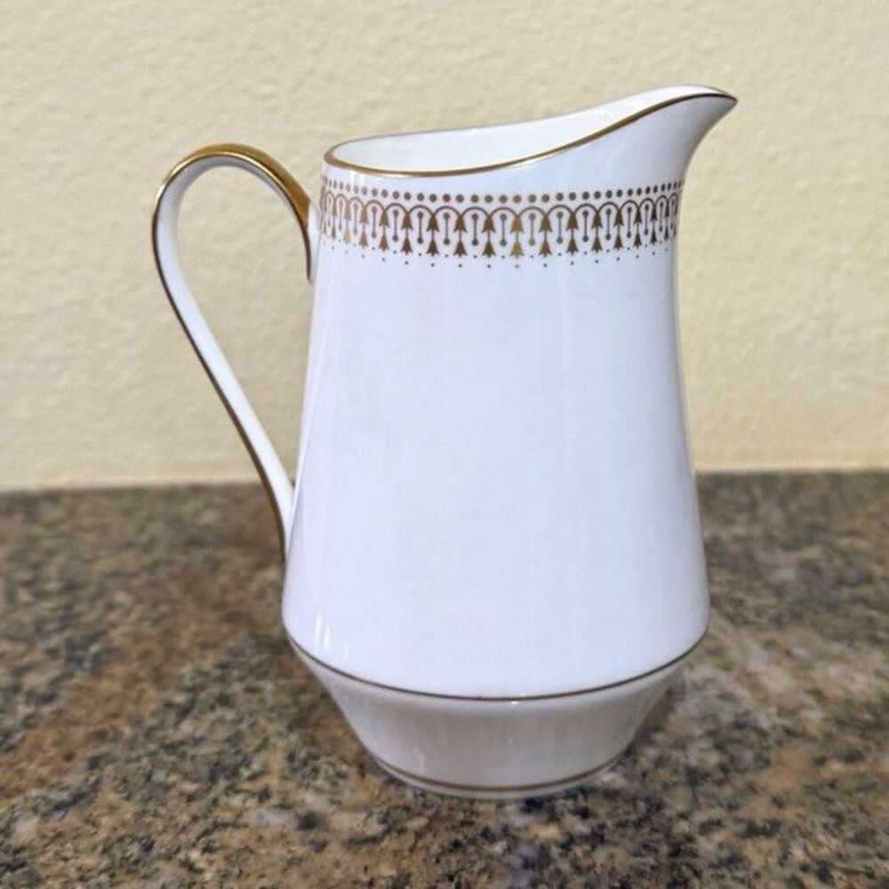 Mikasa Berkshire Bone China Creamer White Gold Trim 10 oz Japan A1-157